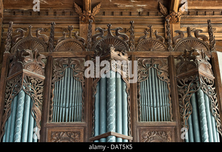 Das kunstvoll geschnitzte hölzerne Orgelgehäuse in St. Stephen's Church, Old Radnor, Powys, UK, gilt als die älteste Kirchenorgel in Großbritannien (um 1500) Stockfoto