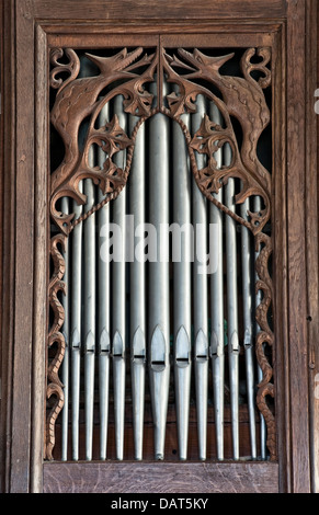 Das kunstvoll geschnitzte hölzerne Orgelgehäuse in St. Stephen's Church, Old Radnor, Powys, UK, gilt als die älteste Kirchenorgel in Großbritannien (um 1500) Stockfoto