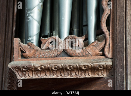 Das kunstvoll geschnitzte hölzerne Orgelgehäuse in St. Stephen's Church, Old Radnor, Powys, UK, gilt als die älteste Kirchenorgel in Großbritannien (um 1500) Stockfoto