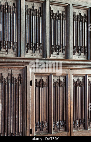 Linenfold-Verkleidung auf dem Orgelgehäuse in St. Stephen's Church, Old Radnor, Powys, UK, gilt als die älteste Kirchenorgel in Großbritannien (um 1500) Stockfoto