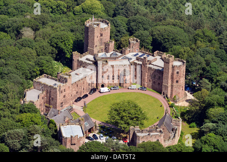 Luftaufnahme zeigt Peckforton Castle in Cheshire Stockfoto