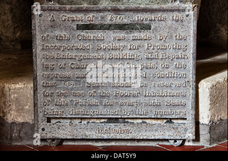 Eine alte Tafel, auf der eine wohltätige Spende zur Sitzreservierung für arme Gemeindemitglieder in der St. Stephen's Church 15c, Old Radnor, Powys, Wales, Großbritannien, vertäflt wurde Stockfoto