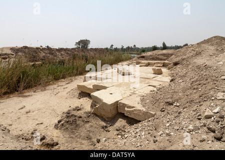 Die neu ausgegrabene Blöcke in der Nähe der Hawara-Pyramide im Bereich Faiyum von Ägypten Stockfoto