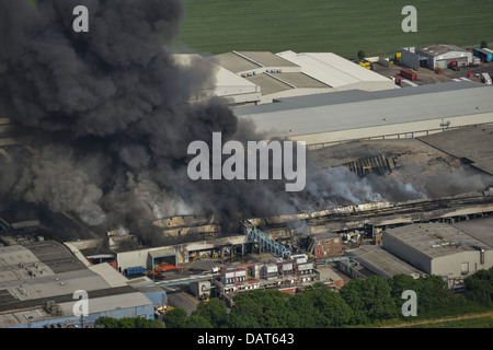 Luftaufnahme von Norbert Dentressangle Fabrik Feuer Stockfoto