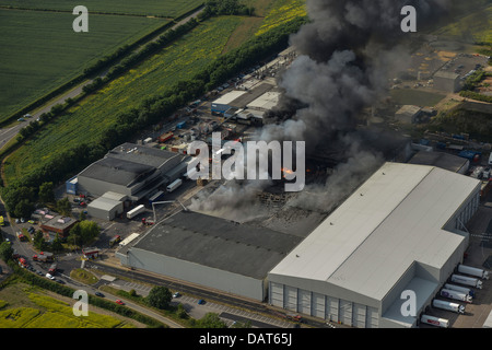 Luftaufnahme von Norbert Dentressangle Fabrik Feuer Stockfoto