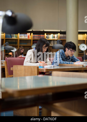 Zwei asiatische Studenten studieren in Bibliothek Stockfoto