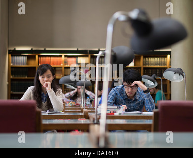 Zwei asiatische Studenten studieren in Bibliothek Stockfoto