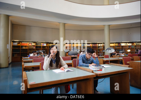 Zwei asiatische Studenten studieren in Bibliothek Stockfoto