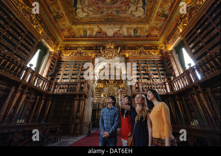 Menschen Sie besuchen Universität Coimbra aus dem 18. Jahrhundert barocke Bibliothek Biblioteca Joanina in Coimbra, Portugal Stockfoto