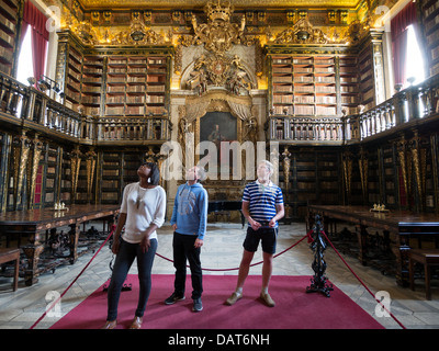 Menschen Sie besuchen Universität Coimbra aus dem 18. Jahrhundert barocke Bibliothek Biblioteca Joanina in Coimbra, Portugal Stockfoto