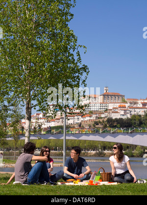 Junge Leute haben ein Picknick in Coimbra, Portugal, Europa Stockfoto