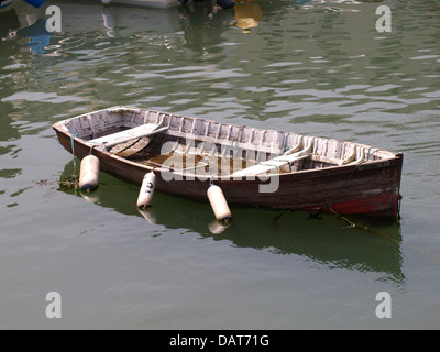 Altes Ruderboot verfallenden im Hafen, Dartmouth, Devon, UK 2013 Stockfoto