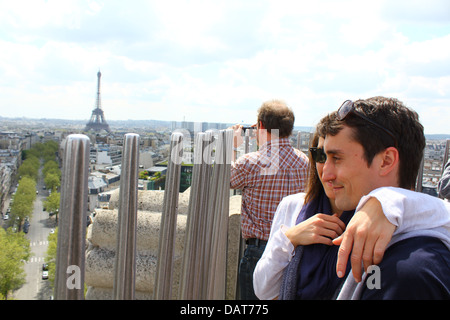 Touristen-paar mit Blick auf Paris von oben auf den Arc de Triomphe Stockfoto