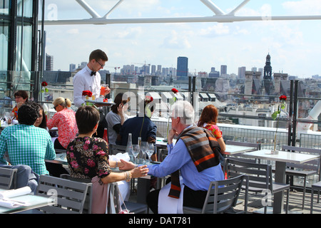 Kunden, die sitzen im Dachterrassenrestaurant Lust auf der im 6. Stock des Centre George Pompidou (Museum für moderne Kunst), Paris Stockfoto