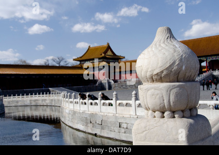 China, Peking, Verbotene Stadt (aka Zijin Cheng). Inneren Schlosshof, Detail des reich verzierten geschnitzten Marmorbrücke. Stockfoto