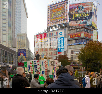 Politiker-Kundgebung vor Bahnhof Shibuya, Tokio Stockfoto