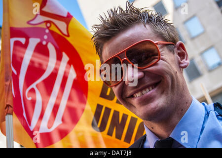 London, UK. 18. Juli 2013.  Ein Feuerwehrmann wartet auf den Marsch gegen Kürzungen in der Feuerwehr am Denkmal zu beginnen. Bildnachweis: Paul Davey/Alamy Live-Nachrichten Stockfoto