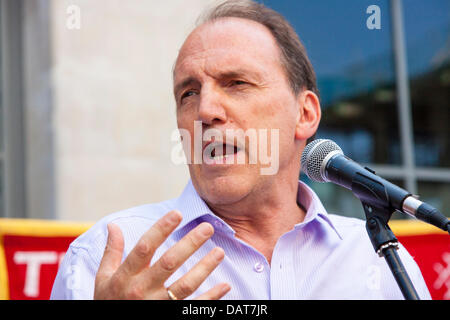 London, UK. 18. Juli 2013.  Simon Hughes MP Adressen Feuerwehrleute, wie sie gegen Kürzungen vor dem Sitz des Londoner Feuerwehr protestieren. Bildnachweis: Paul Davey/Alamy Live-Nachrichten Stockfoto