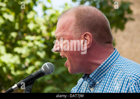 London, UK. 18. Juli 2013.  Feuerwehren Gewerkschaftsführer Matt Wrack hält eine Rede an Feuerwehrleute protestieren gegen Kürzungen außerhalb der HQ die Londoner Feuerwehr. Bildnachweis: Paul Davey/Alamy Live-Nachrichten Stockfoto