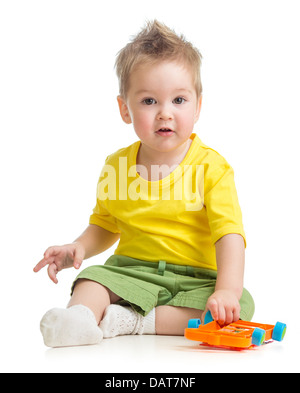 Niedlichen kleinen Jungen spielen Auto isoliert auf weiss Stockfoto