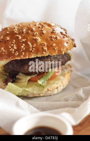 Gourmet Burger im gerissenen Weizen Brötchen mit Käse, Salat und Tomaten Stockfoto