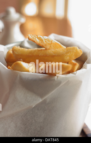 Gourmet-Stil fried klobige Kartoffelchips in einem Pergament ausgekleidet Metall dienen Topf oder Eimer Stockfoto