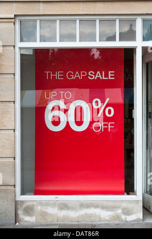 Die Lücke Verkauf Zeichen im Fenster Bekleidungsgeschäft Cambridge UK mit 60 % Rabatt. Stockfoto