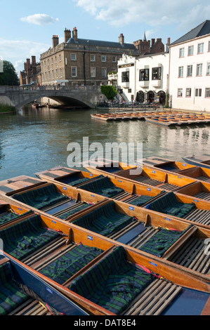 Ein Blick über den Mühlenteich in Cambridge gegenüber der Anchor Pub mit vielen flache an sonnigen Sommertag im Vordergrund Stockfoto