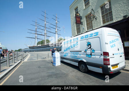 London, UK. 18. Juli 2013.   Ein LKW liefert große Lieferungen von Eis in eine Kneipe in der Nähe der Cutty Sark in Greenwich auf ein weiterer heißer Tag in London Credit: Amer Ghazzal/Alamy Live-Nachrichten Stockfoto