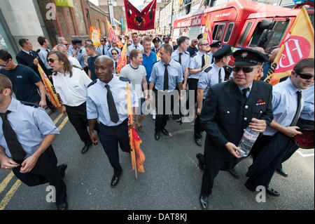 London, UK, 18. Juli 2013. Mehrere hundert Feuer Kämpfer aus der ganzen der UK-Marsch von London Feuerwehr Headq-Denkmal Stockfoto