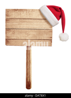 hölzerne Schild mit roter Weihnachtsmütze hängen isoliert auf weiss Stockfoto