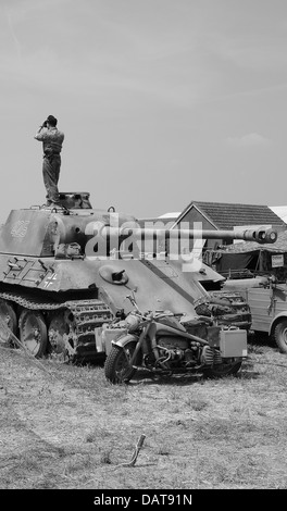 Deutscher Soldat Re-Enactor tank an Bord einer wiederhergestellten deutschen Panther an einem militärischen Sow, UK Stockfoto