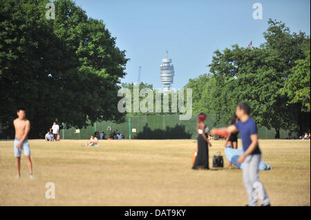 Hyde Park, London, UK. 18. Juli 2013. Der BT Tower im Hintergrund als Menschen spielen mit einer Frisbee im Hyde Park. Bildnachweis: Matthew Chattle/Alamy Live-Nachrichten Stockfoto