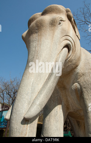 China, Peking. Changling Heilige Straße. 14. Jahrhundert Ming-Dynastie Grab Durchgang mit kunstvoll geschnitzten Statuen, Elefanten gefüttert. Stockfoto