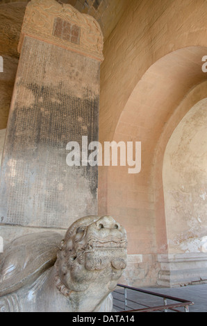 China, Peking. Changling Heilige Straße. Stele-Pavillon (aka Beilou) mit geschnitzten Stele und mythischen Schildkröte. Stockfoto