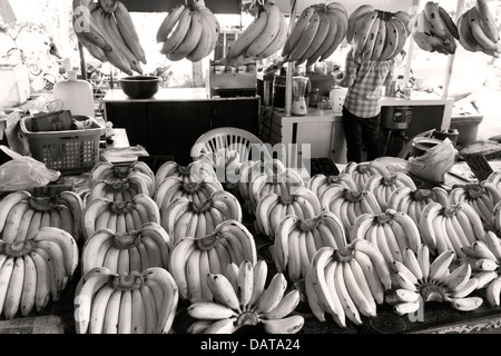 Bananen zu verkaufen am nassen Markt in Thailand. Stockfoto