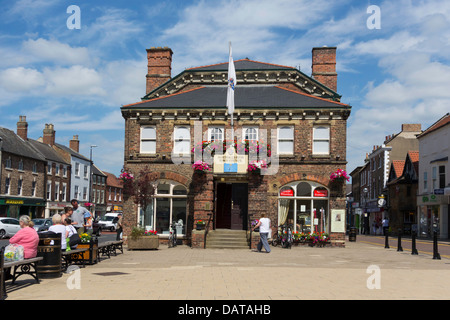 Stadtrat Büros High Street Northallerton North Yorkshire an einem sonnigen Sommertag mit Blumen geschmückt. Stockfoto