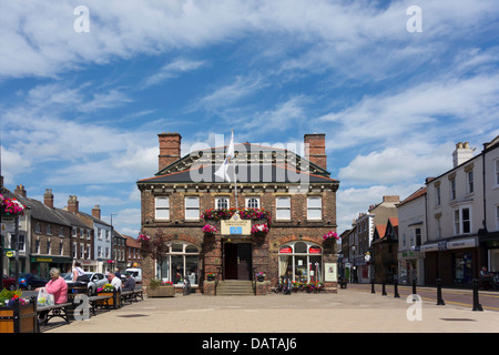 Stadtrat Büros High Street Northallerton North Yorkshire an einem sonnigen Sommertag mit Blumen geschmückt. Stockfoto