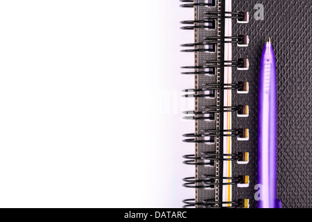Notizbuch für Notizen mit einem Stift, isoliert auf weiss Stockfoto