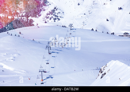 Ski Lift und Pisten, Ansicht von oben, Tal im Resort in Andorra Stockfoto