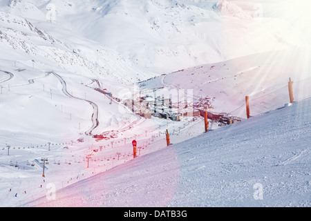 Pas de la casa mountain ski village, view from piste on top of the mountain Stockfoto