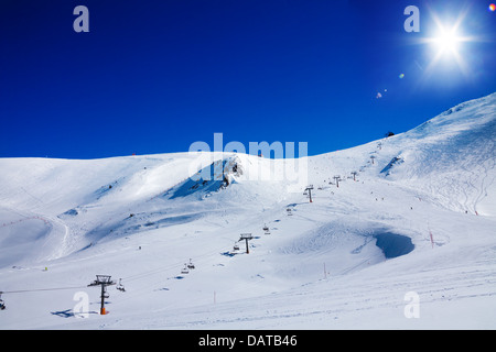 Skilift heben Skifahrer auf hohe Berggipfel im Hintergrund Stockfoto