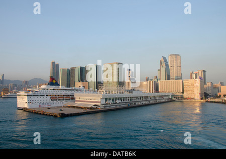 China, Hong Kong. Blick auf den Victoria Hafen von Kowloon Island cruise terminal. Star Cruises Schiff im Hafen angedockt. Stockfoto