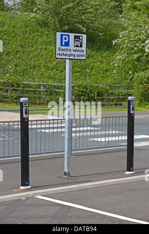 Parkplatz Schild mit Ladestation Elektrofahrzeug Stockfoto