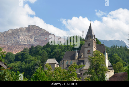 Kein Wunder, dass Rudolph von Habsburg eine Wehrkirche aus dem 13. Jahrhundert, vor der Erzberg (Eisen-Erz-Berg) gebaut. Stockfoto