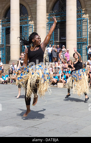 Chance to Dance in Sheffield, South Yorkshire, am 13. Juli 2013.  Eine Mischung aus verschiedenen Tänze rund um die Innenstadt. Stockfoto