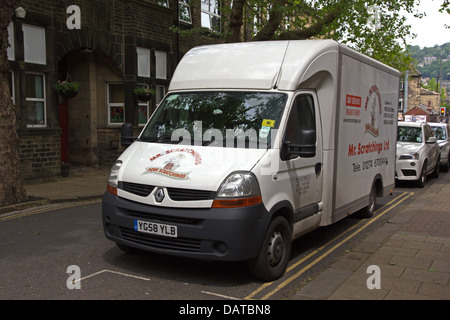 Herr Scratchings van parkten auf doppelte gelbe Linien, bei Lieferung von Schweinefleisch Grieben Stockfoto