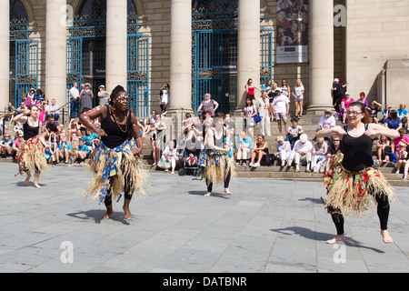 Chance to Dance in Sheffield am 13. Juli 2013.  Eine Mischung aus verschiedenen Tänze rund um die Innenstadt. Stockfoto