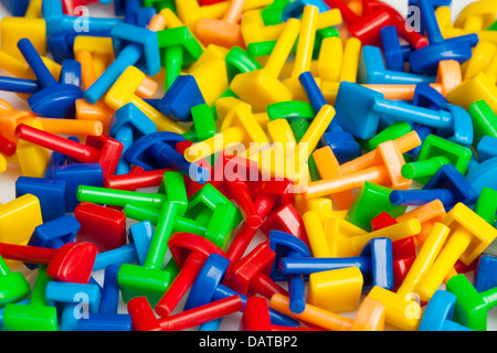 Viele verschiedene Spielzeug Puzzle Mosaiksteinchen verlegen in einem Haufen Stockfoto