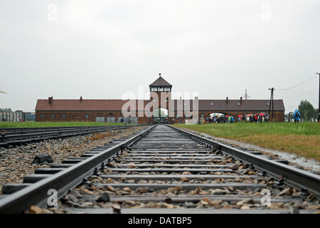 In der Ferne den Haupteingang zum Konzentrationslager Auschwitz Birkenau. Stockfoto